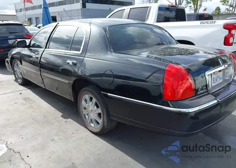 2011 Lincoln Town Car Executive L z USA, uszkodzony, nr VIN 2LNBL8EV5BX759049